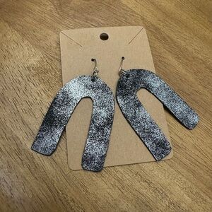 5/$10 Silver and Black Arch‎ Earrings